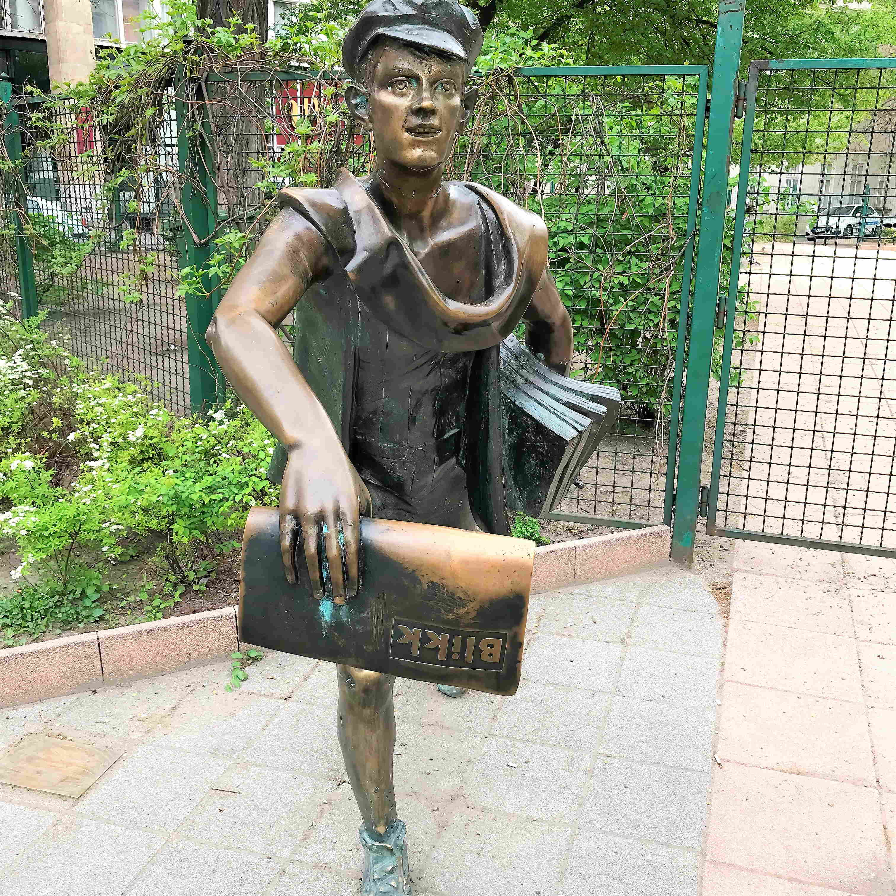 Newspaper boy statue, Budapest