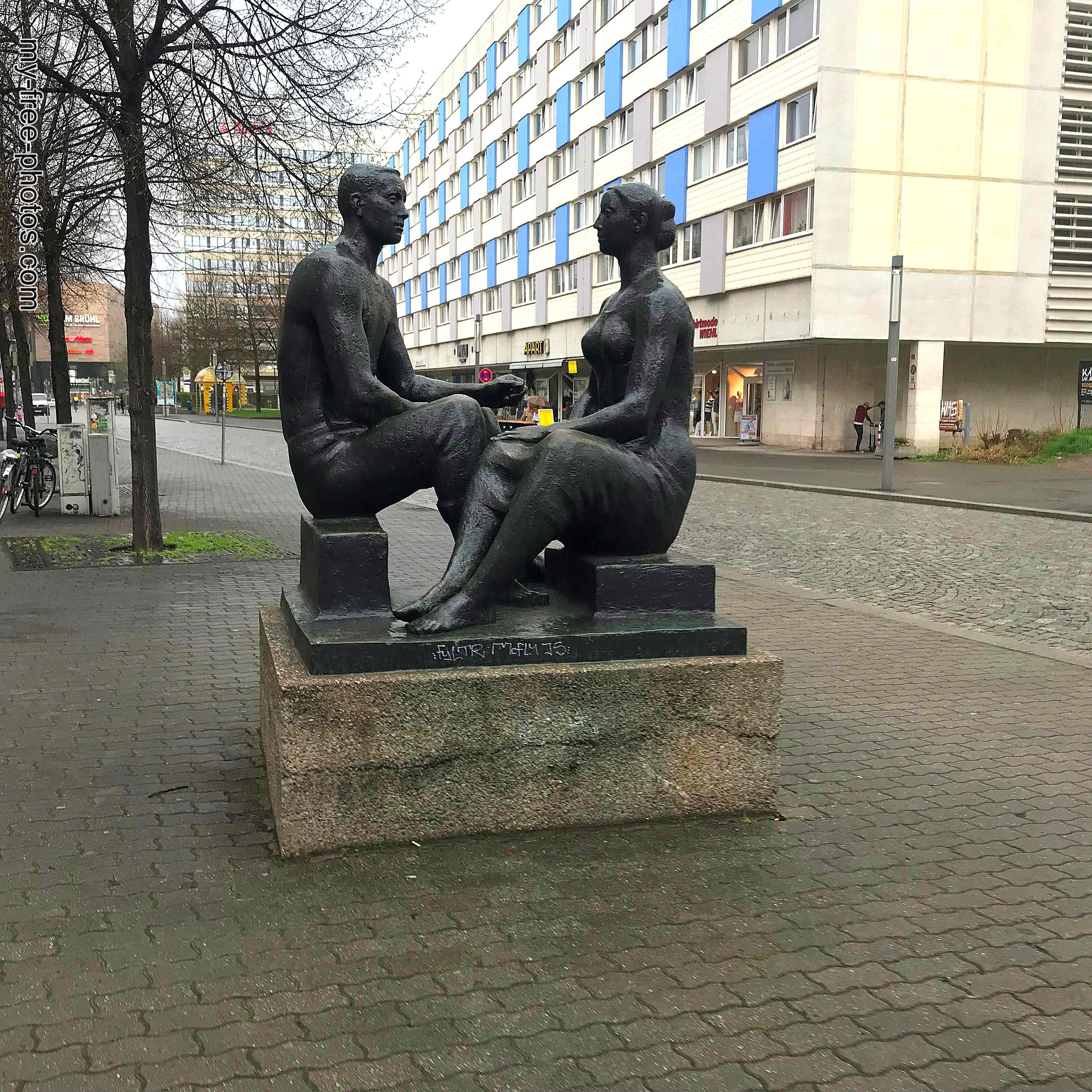 Leipzig,young couple statue