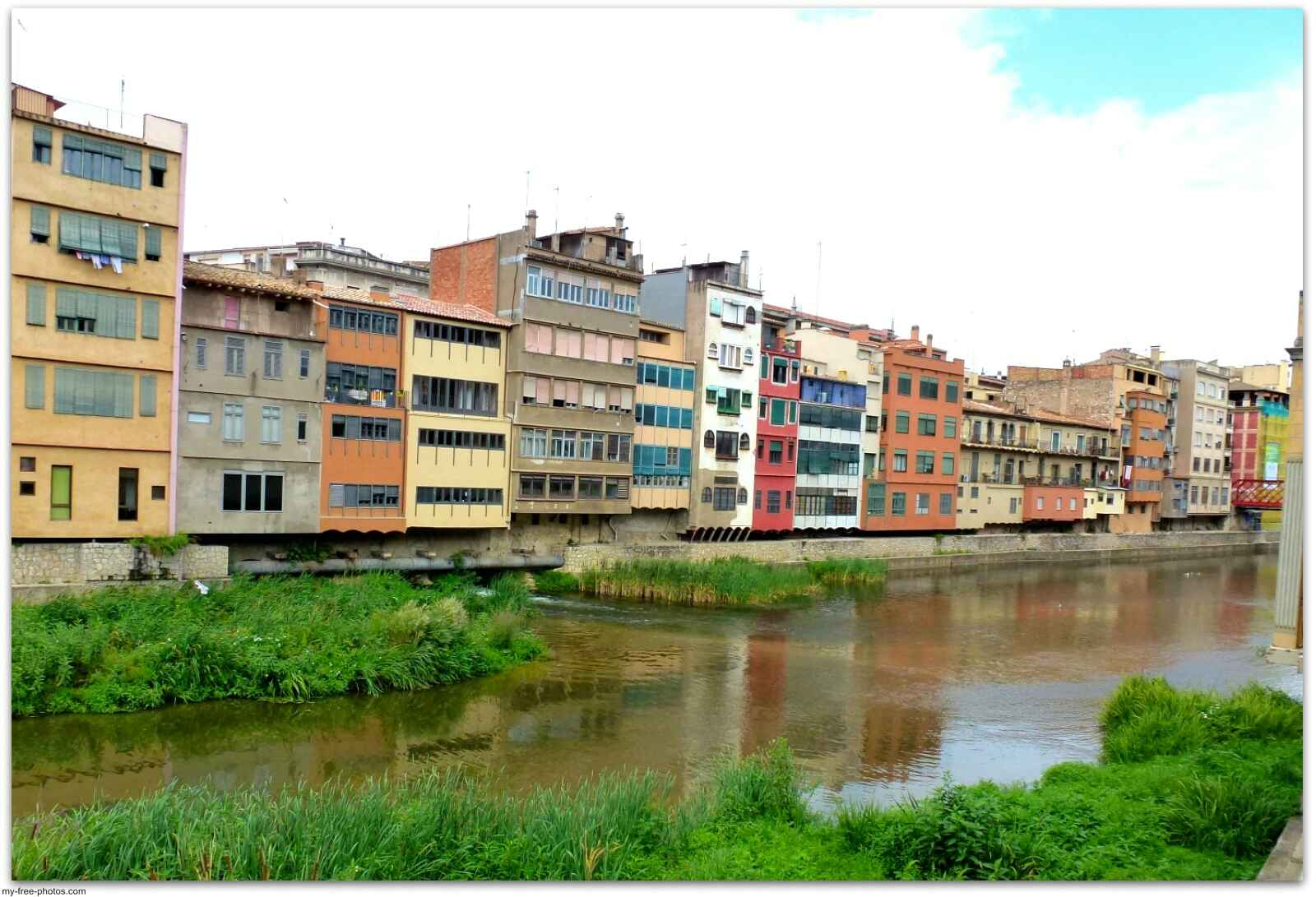 apartments by the river Onya,Spain