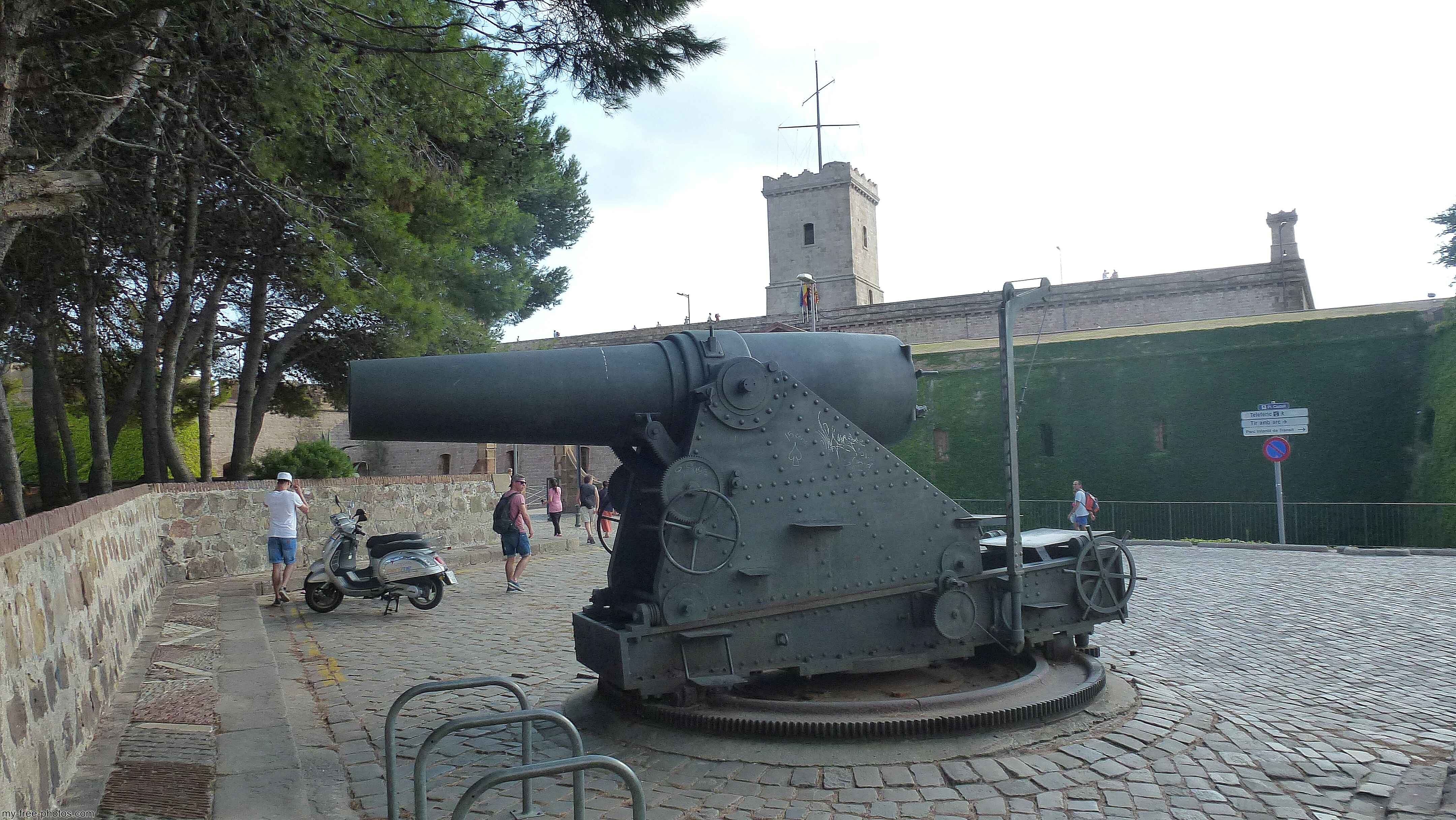 Montjuïc castle, Vicker gun